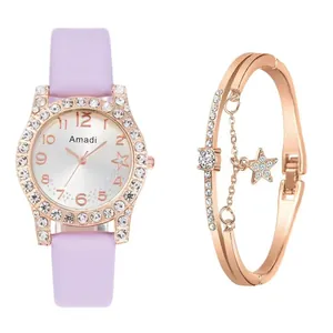 Détail de la montre en cuir violet avec lunette en strass et coffret bracelet étoile