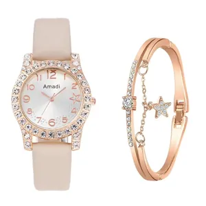Détail de la montre à quartz avec strass et bracelet assorti avec pendentif étoile
