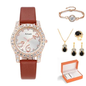 Set orologio e gioielli da donna con cinturino in pelle marrone e dettagli in oro rosa