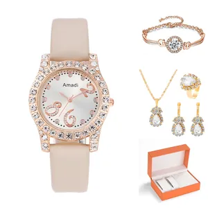 Dettaglio dell'orologio oro rosa con cinturino rosa e set di gioielli in scatola regalo