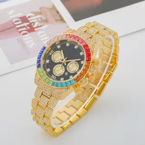 Luxuriöse goldene Uhr mit Regenbogen-Edelsteinlünette und diamantbesetztem Armband