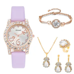 Set dettagliato con orologio in oro rosa, cinturino lilla e gioielli decorati con strass