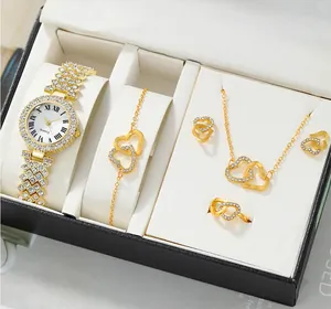 Dettaglio del set da 6 pezzi con orologio e gioielli dorati a cuore in scatola regalo
