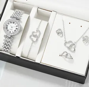 Dettaglio ravvicinato di un set orologio 5 pezzi argento con strass e cuori