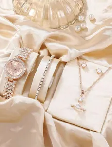 Set orologio donna 5 pezzi oro rosa con quadrante a farfalla e gioielli con cristalli