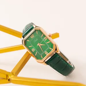 Detalle de caja hexagonal en oro rosa con correa de cuero verde e índices dorados