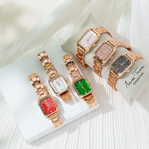 Dettaglio di cinque orologi rettangolari da donna in oro rosa con quadranti colorati e acciaio
