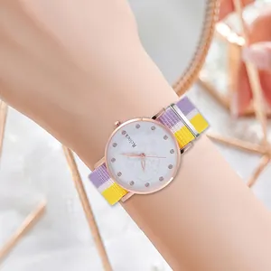Damen Mode Quarzuhr Roségold Gehäuse Rosen Zifferblatt Strass Markierungen Regenbogen Gestreiftes Canvas Armband Armbanduhr