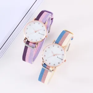 Damen-Quarzuhr mit Regenbogen-Nylonarmband und roségoldenem Zifferblatt-Design