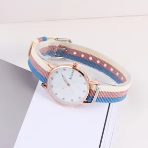 Modische Quarzuhr mit Regenbogen-Canvas-Armband und Blumen-Strass-Zifferblatt für Damen