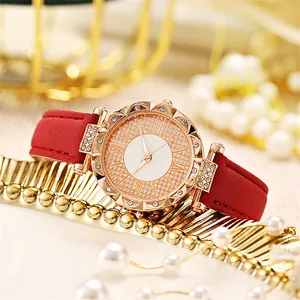Elegante Damen-Quarzuhr in Gold mit Strasssteinen und rotem Lederarmband im Geschenkset
