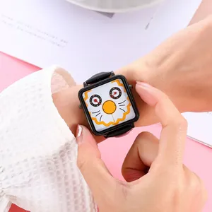 Close-up van een creatief uilenhorloge met een zwarte leren band om een damespols