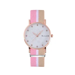 Detail einer roségoldenen Quarzuhr mit Blumen-Zifferblatt und Nylon-Streifenarmband