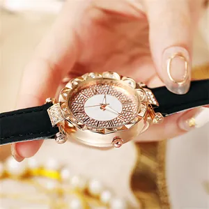 Damenarmbanduhr in Roségold mit Blütenlünette, Strasssteinen und schwarzem Lederarmband