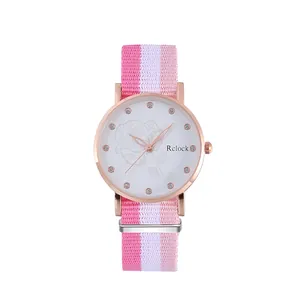 Detail der roségoldenen Uhr mit Blumenmuster und rosa gestreiftem Nylonarmband