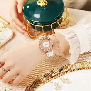 Nahaufnahme des roségoldenen Uhrensets mit Kristallzifferblatt und Armband