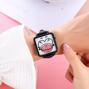 Modieus vierkant zwart horloge met cartoon wijzerplaat om de pols op roze achtergrond
