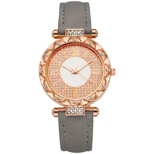 Detail der roségoldenen Lünette mit Kristall-Zifferblatt und grauem Lederarmband