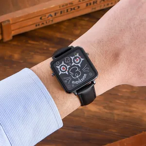 Gros plan d'une montre carrée noire avec cadran chat créatif et bracelet en cuir noir