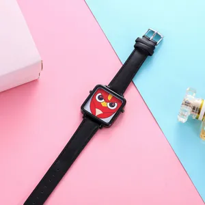 Detail van vierkant zwart quartz horloge met rode cartoon vogel op de wijzerplaat en leer band