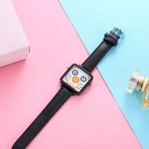 Detail van schattige kattenwijzerplaat met functionele sub-dials op lederen horloge