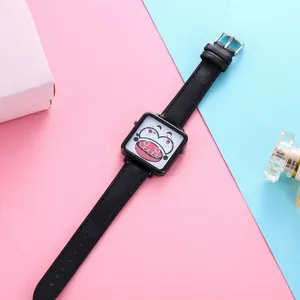 Detail van het vierkante horloge met cartoon gezicht en zwarte kunstlederen horlogeband
