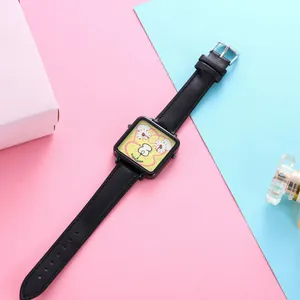 Detailopname van vierkant zwart horloge met een geel cartoon wijzerplaat en leer band