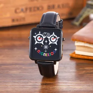 Gros plan d'une montre à quartz carrée avec cadran hibou et bracelet en cuir