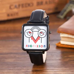 Détail d'une montre à quartz carrée avec cadran dessin animé et bracelet noir