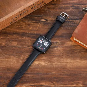 Détail d'une montre à quartz carrée noire avec cadran artistique sur fond de bois sombre