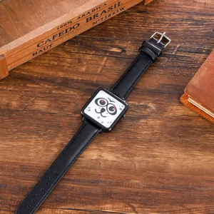Détail d'une montre à quartz carrée avec cadran panda sur fond en bois rustique