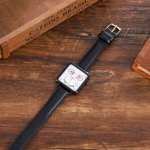 Détail de montre à quartz carrée avec cadran chat et bracelet en cuir noir sur table en bois