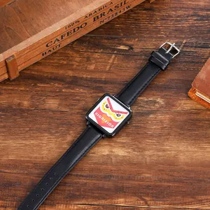 Détail du cadran dessin animé avec boîtier rectangulaire noir et bracelet en cuir