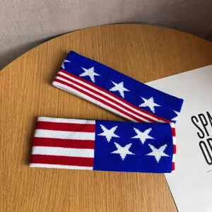 Nahaufnahme patriotischer gestrickter Sportstirnbänder mit Sternen und Streifen
