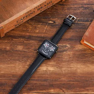 Détail d'une montre à quartz carrée avec cadran dessin animé et bracelet en cuir noir