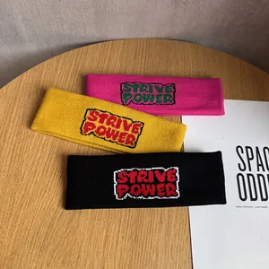Trois bandeaux de sport tricotés en rose, jaune et noir avec lettrage Strive Power