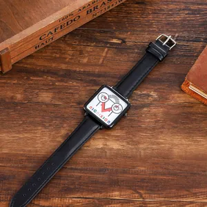 Détail d'une montre à quartz carrée avec cadran cartoon et bracelet en cuir noir