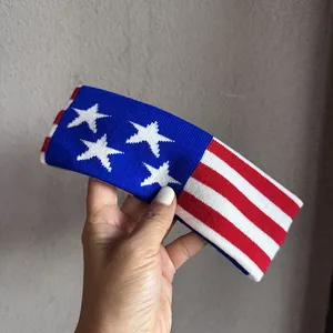 Detailierte Strickstruktur des Sportstirnbands mit US-Flaggenmuster für Fitness und Yoga