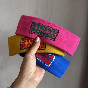 Lot de trois bandeaux de sport tricotés en rose, jaune et bleu avec texte Strive Power
