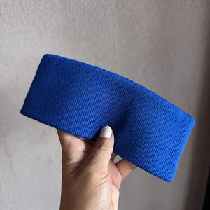 Gros plan sur le bandeau de sport en maille bleu Klein montrant la texture élastique