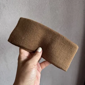 Gros plan sur le bandeau en tricot marron doux montrant la texture fine et le tissu élastique
