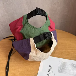 Casquettes de baseball bicolores séchage rapide avec boucle réglable sur bois