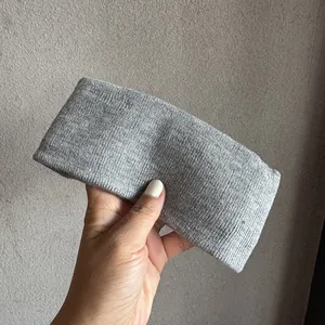 Gros plan du bandeau de sport en tricot gris clair montrant texture et largeur