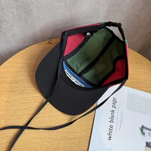Casquette de camping 5 panneaux tricolore avec bord plat noir et sangle réglable