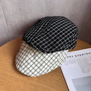 Béret japonais classique à carreaux noirs et blancs posé sur une table en bois