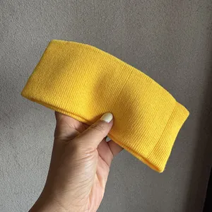 Vue détaillée du bandeau en maille côtelée jaune montrant la texture et l'élasticité