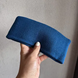 Détail du bandeau tricoté bleu marine montrant la texture épaisse en laine et la largeur