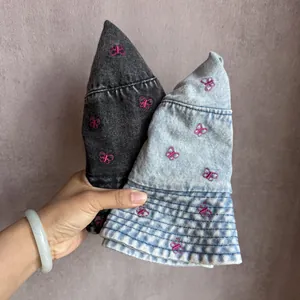 Bobs en jean avec broderie papillon en gris foncé et bleu clair délavé
