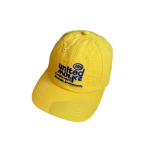 Leuchtend gelbe schnelltrocknende Baseballkappe mit blauer Stickerei und Sechs-Panel-Design