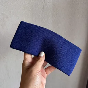 Vue détaillée du bandeau de sport en maille bleu foncé montrant la texture et l'élasticité